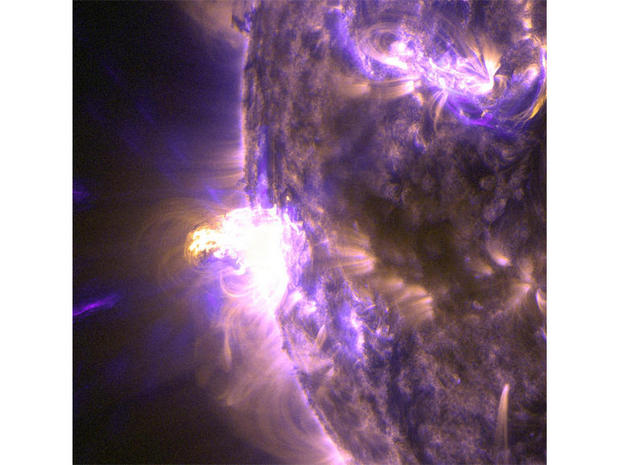 　このクローズアップ画像はフレアを131オングストロームと171オングストロームの波長で示している。131オングストロームの波長（ティール）はフレア中で非常に高温になっている物質、171オングストロームは太陽大気の磁気ループを示している。