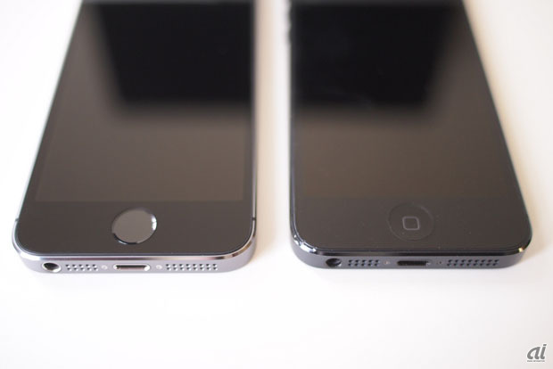 iPhone 5s（左）とiPhone 5。アルミ切削によって作られたボディは非常に精巧なものだった