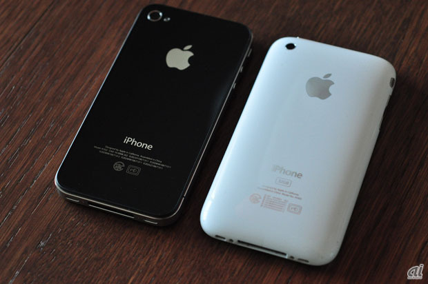 iPhone 4（左）とiPhone 3GS。ガラスによるソリッドな平面のデザインへと変更されたが、プラスティック素材の質感も非常に高かった