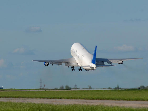 　Boeingに向かって離陸するDreamlifter。