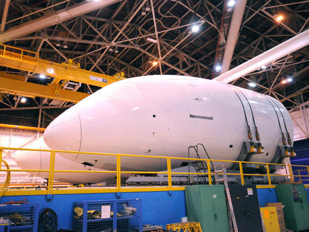 　すべての作業が完了したら、Dreamlinerの前部胴体をBoeingに輸送する。写真は、「Dreamlifter」に積み込んでワシントン州かサウスカロライナ州に空輸する準備が整った2つの前部胴体だ。