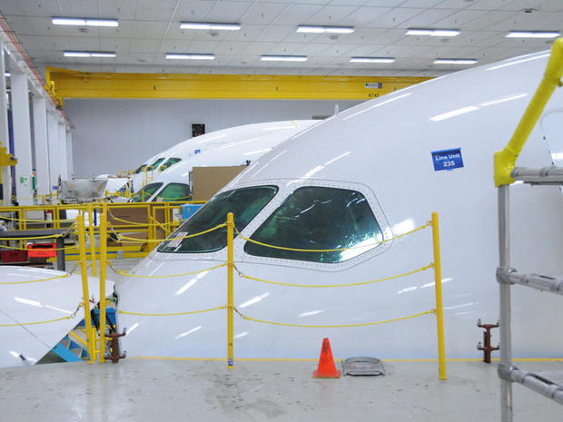 　さまざまなシステムを取り付けるために並べられたDreamlinerの前部胴体。