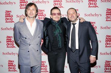 Marc Newson氏、ロックバンドU2のBono氏、Jony Ive氏（左から）。2013年にニューヨークのSotheby