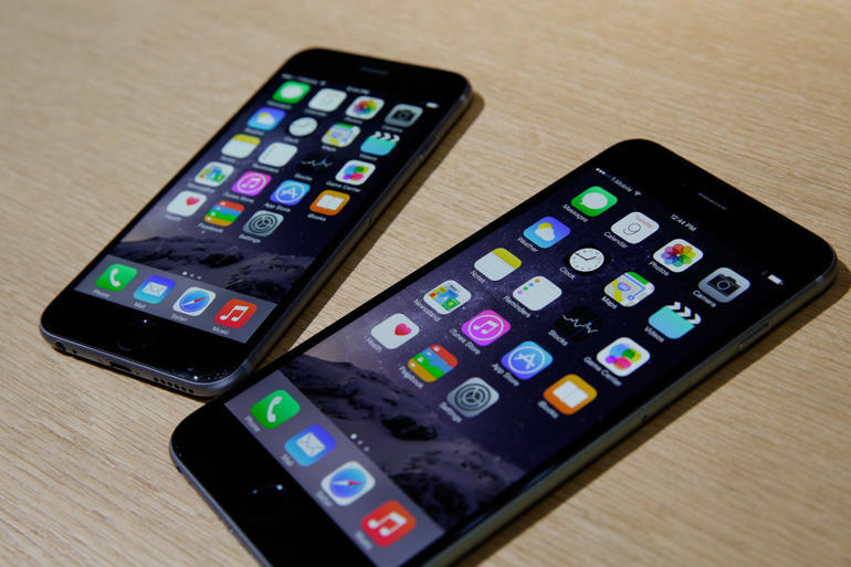 先ごろ発表されたiPhone 6（左）と5.5インチのiPhone 6 Plus。