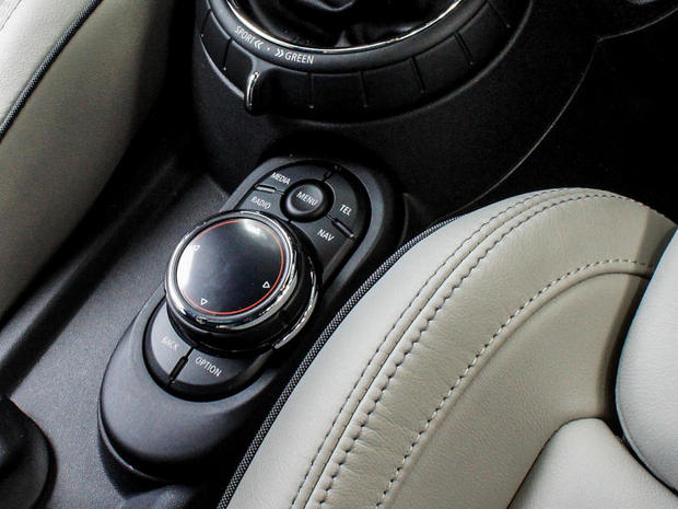 　キャビン内テクノロジのインターフェースコントローラは、BMWの「iDrive」とほぼ同等の動作。