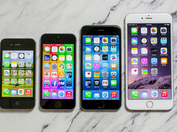 　5.5インチの「iPhone 6 Plus」と4.7インチの「iPhone 6」は、前世代のモデルを小さく見せる。写真の左端に3.5インチの「iPhone 4S」、その隣に4インチの「iPhone 5s」が写っている。