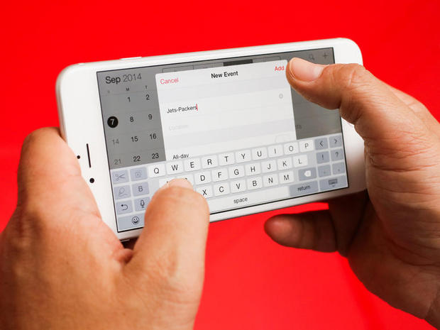 　ディスプレイの面積が拡大したことで、「iOS 8」のキーボードもやや大きくなった。これにより、指でタッチして文字を入力する体験がさらに快適なものになるだろう。