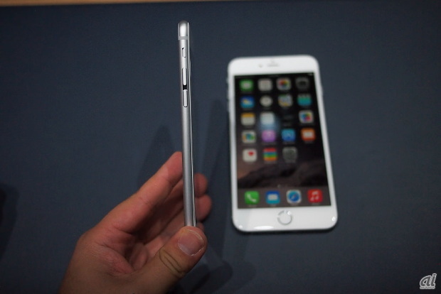 iPhone 6は6.9mmを実現し、サイズが拡大しても握り心地は良いままだ