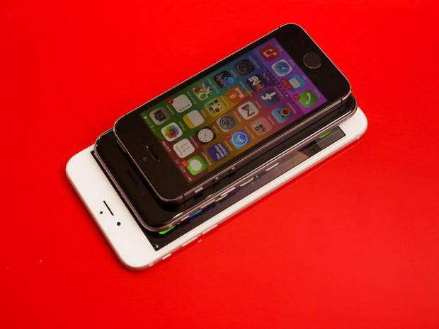 　別角度で見たところ。iPhone 5sは、iPhone 6 Plusと比べて極めて小さい。