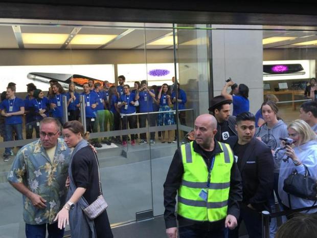 　iPhone 6発売に向けて開店の準備が整ったシドニーのApple Store。