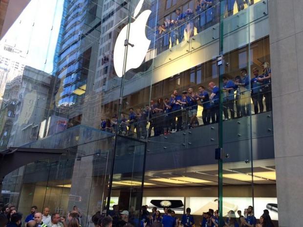 　「iPhone 6」発売で開店が迫る中、Apple直営店の店員がバルコニーに並び、拍手や歓声が大きくなっていく。