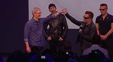 AppleのCEO Tim Cook氏とBono氏