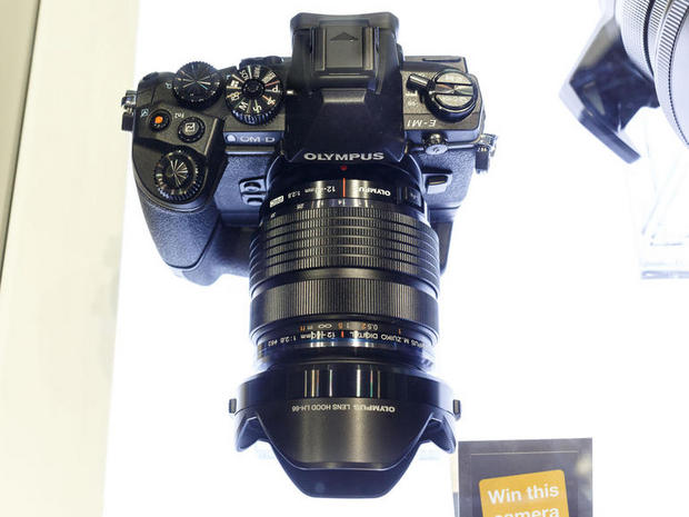 　オリンパスはハイエンドカメラ「OM-D E-M1」向けの新しいファームウェアを発表した。このアップデートにより、テザー撮影用に使うことができるようになっている。