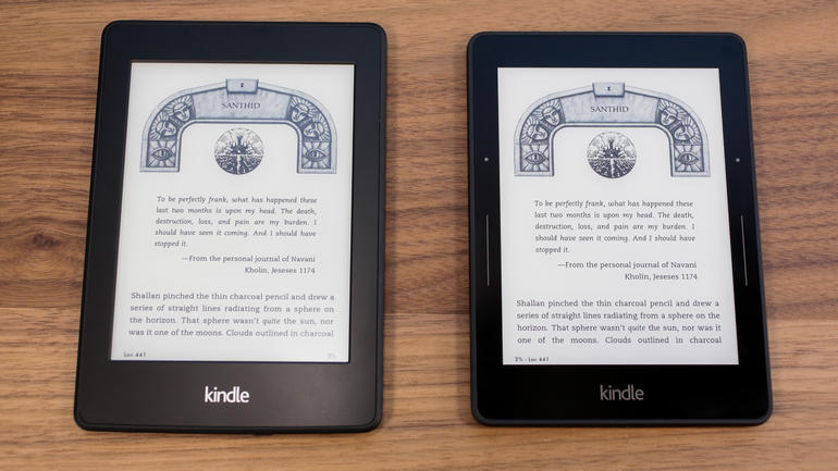 「Kindle Paperwhite」（左）と「Kindle Voyage」（右）を並べた。