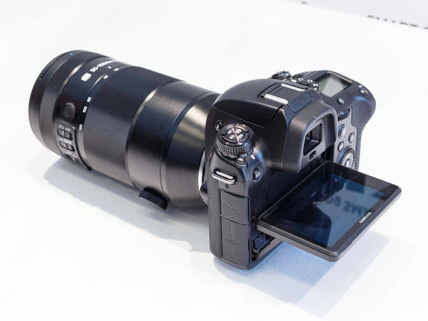 　サムスンのNX1は、新しい圧縮技術HEVCを利用して、4K動画を撮影できる。精巧で新しいオートフォーカスシステム、高速化した電子ビューファインダー、ピボット機能搭載LCDなどを備えている。