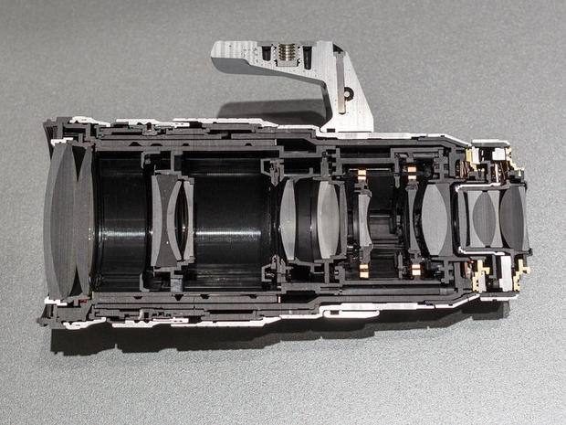 　オリンパスの「M.ZUIKO DIGITAL ED 40-150mm F2.8 PRO」レンズ

　写真は、同社の「マイクロフォーサーズ」規格のコンパクトカメラ向けの新しいハイエンドレンズの内部。
