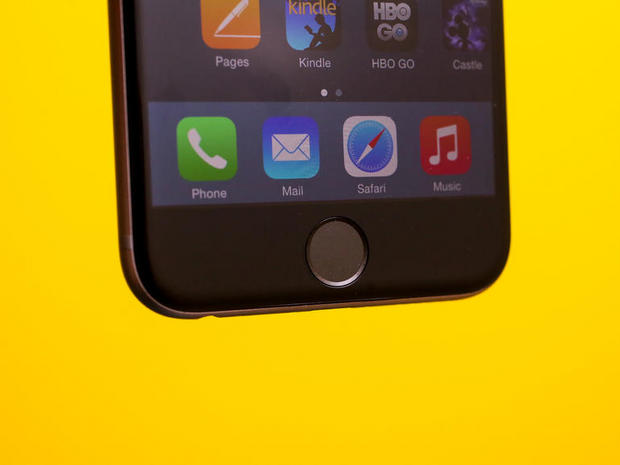 　iPhone 5sで導入された「Touch ID」は、指紋でスマートフォンをアンロックすることができる。iPhone 6にもTouch IDが搭載されており、iOS 8ではほかのアプリでもこれを決済やログインに利用できる。