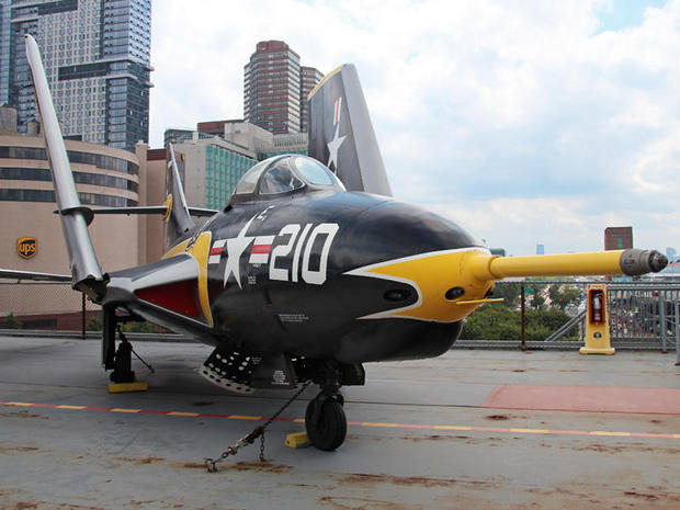 Cougar

　この「F9F-8 Cougar」も珍しい航空機だ。「F-9 Panther」の後退翼バージョンである。