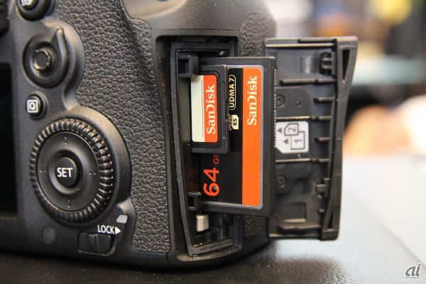 　右側面はカードスロット。CFカードとSDXCメモリーカードのデュアルスロットになっており、撮影時にはどちらかに保存したり、どちらにも保存したり、JPEGとRAWで保存先を振り分けたりなど自由に保存先を設定できる。