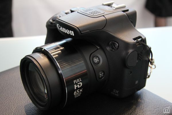 　なお、同じくコンパクトデジカメの新製品として「Power Shot SX60 HS」も発表された。一眼カメラのような外観が特徴。
