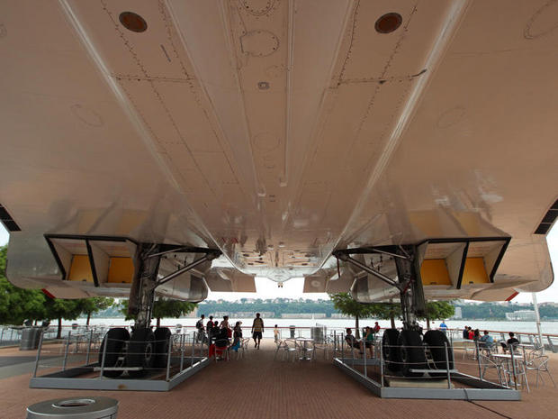 日陰で休憩

　Concordeの下にテーブルと椅子が置かれており、少しの間くつろぐことができる。下から見ると、機体の小ささを実感できる。
