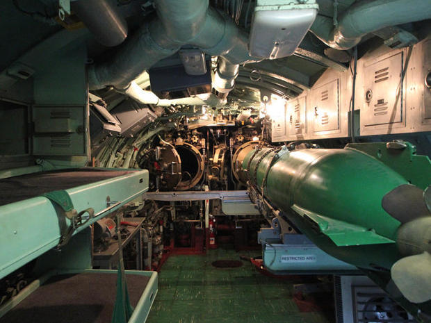 船尾魚雷室

　これは船尾魚雷室だ。2本の魚雷と9台の寝台が収められている。写真は「Mark 37」魚雷だ。