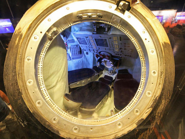 狭い内側

　「Soyuz」カプセルの内部。広々とした空間とは言いがたい。