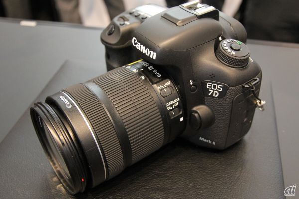 　キヤノンは、APS-Cサイズのデジタル一眼レフカメラ「EOS 7D MarkII」を11月上旬に発売する。人気モデル初代7Dから5年ぶりのモデルチェンジとなり、機能・性能が大幅に向上した同モデルの特徴を写真で紹介する。