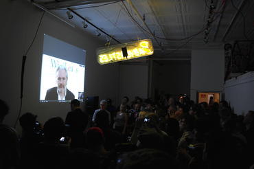ニューヨークで開催された自身の新書の発表イベントにおいてビデオ会議システム経由で語るWikiLeaksのJulian Assange氏