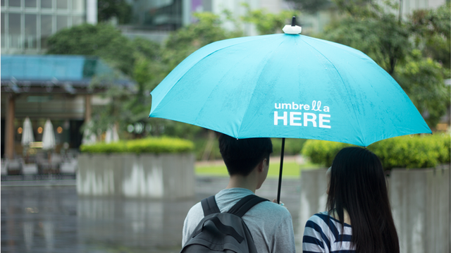 　「Umbrella Here」は、雨降り時に「傘に入ってもいい」ことを知らせるライトだ。8月18日の締め切りまでに1万5000ドルの目標額に対して1万5813ドルを202人の支持者から集めることに成功している。