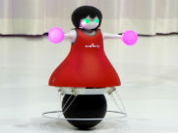 CEATECで会える最新ロボット--村田製作所チアリーディング部編