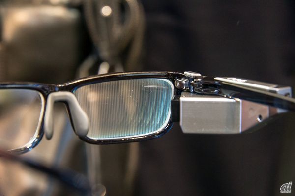 　メガネの右目側だけ偏光フィルタのような特殊レンズとなっている。単体での駆動は消費電力の関係でまだ難しいとのこと。