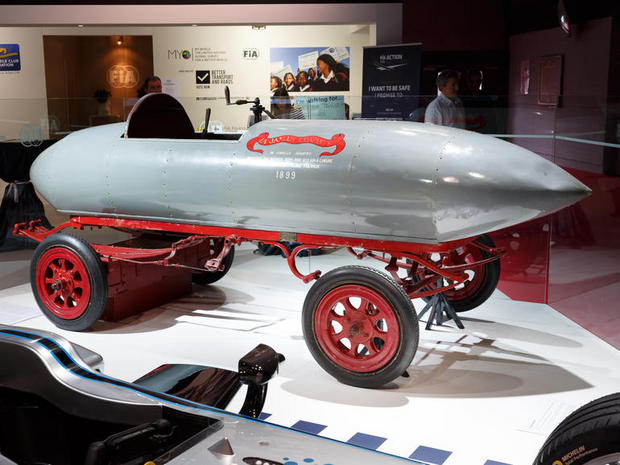 「Jamais Contente」

　「Jamais Contente」（「決して満足しない」の意）は、1899年に時速105kmを記録し、初めて時速100kmの壁を突破した自動車となった。Jamais Contenteは電気自動車である。
