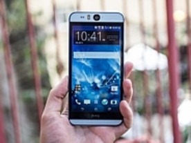 HTCの「Desire EYE」を写真でチェック--自分撮りに適した新スマートフォン