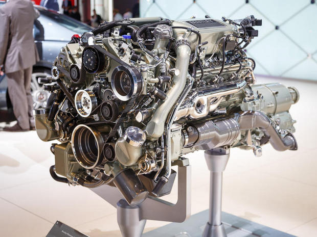 Bentleyの「Mulsanne Speed」のV8エンジン

　Bentley MotorsのMulsanne Speedの大きなエンジンは、排気量6.75リッター、530馬力（395kW）、最大トルク811フィート重量ポンド（1110Nm）のツインターボV8エンジンだ。Mulsanne Speedを時速0マイルから時速60マイル（約96.56km）に4.8秒で加速する。最高速度は時速190マイル（約305km）だ。
