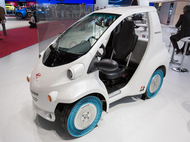 トヨタ自動車の「i-ROAD」

　この小さなトヨタ自動車（トヨタ）の電気自動車にはブリヂストンのコンセプトタイヤ「Air Free」が装着されている。
