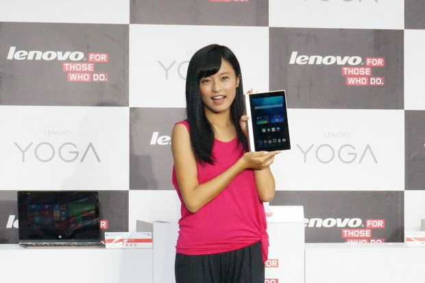 ゲストとして小島瑠璃子さんが登場。「YOGA Tablet 2」を手に、「どんなシチュエーションでも最適な角度で見られる」とアピールした
