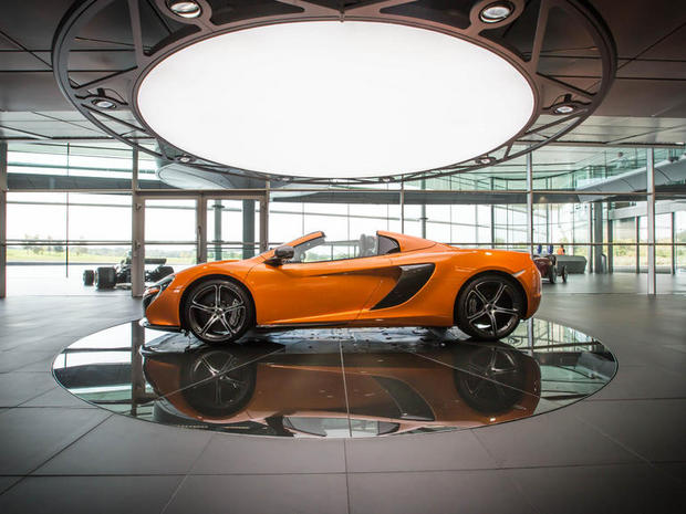 　McLaren 650Sは、多くの10代の自動車ファンがベットルームの壁に飾るほどの目を見張るような外観とともに、仕様も印象的だ。

　V8ツインターボエンジンの出力は650馬力で、わずか3秒で時速60マイル（約97km）まで加速できる。アルミニウムとカーボンファイバーの複合素材で作られている。

　20万ポンド弱という価格は、一般のドライバー向けではない。