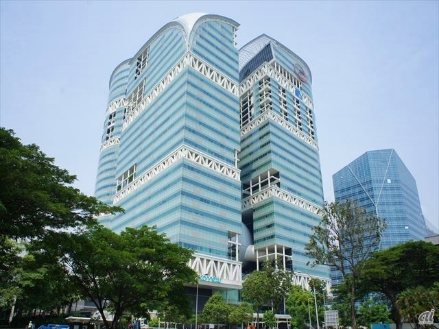 　DeNAシンガポールは9月、新オフィスへと移転した。同社が入居する「フュージョノポリス（Fusionopolis）」は、シンガポールのメディア開発省（MDA）やスター・ウォーズシリーズで知られるルーカスフィルムなど、IT・メディア産業に関連する機関や企業が集まる「ワン・ノース」地区のアイコンタワーである。

　「いつかはあんなところで働いたみたい。エンジニアからそう憧れられるような企業を目指してここにオフィスを構えた」――森徹也社長はフュージョノポリスを選んだ理由をこのように語る。新オフィスには約60人が収容可能で、引き続き同社のスマートフォンゲームの海外向け配信や運用を担うとのこと。