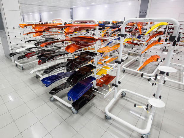 　シャーシに取り付ける準備ができたパネルは、ここにあるもので全部だ。McLarenは、パーツの在庫を大量に用意することはない。すべて受注生産なので、現場には適切な数のパーツだけを置いている。