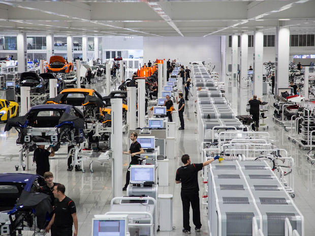 　作業場にようこそ。ここが、McLaren 650Sと、同社の最高級車である「McLaren P1」が人の手によって製造されている場所だ。