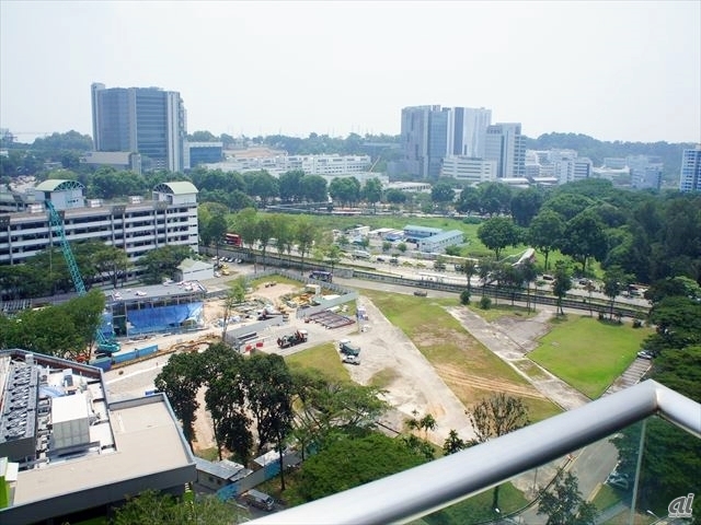 　外に見える工事現場では、多くはスタートアップ企業などが入居する予定のオフィスビル群が建設中。シンガポールが起業家の育成に力を入れていることを象徴している光景である。