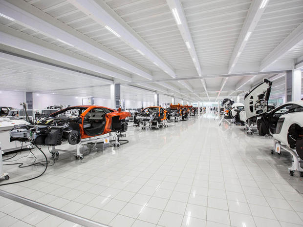 　McLarenの製造施設は、まるで鏡張りのようなフロアと、汚れ一つない清潔さ、非常に静かな作業音のために、自動車工場から想像するものとはかけ離れている。