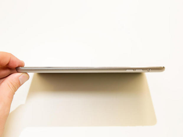 　iPad Air 2と異なり、iPad mini 3は前モデルと比べて薄くなっていない。ただし、これはそれほど悪いことではない。依然として軽量で小型なタブレットであり、厚さは7.5mmで重さは331gだ。