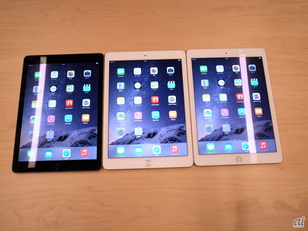 　アップルは日本時間10月17日、新たなiPadとして2モデルを発表した。事前の噂どおり「Touch ID」（指紋認証）を搭載し、新色のゴールドも登場した。9.7インチ（2048×1536）のRetinaディスプレイを搭載した「iPad Air 2」と、7.9インチ（2048×1536）の「iPad mini 3」が登場した。写真はiPad Air 2。