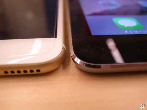 　厚さ6.9mmのiPhone 6（左）と厚さ6.1mmのiPad Air 2を比較。0.8mmの差がある。