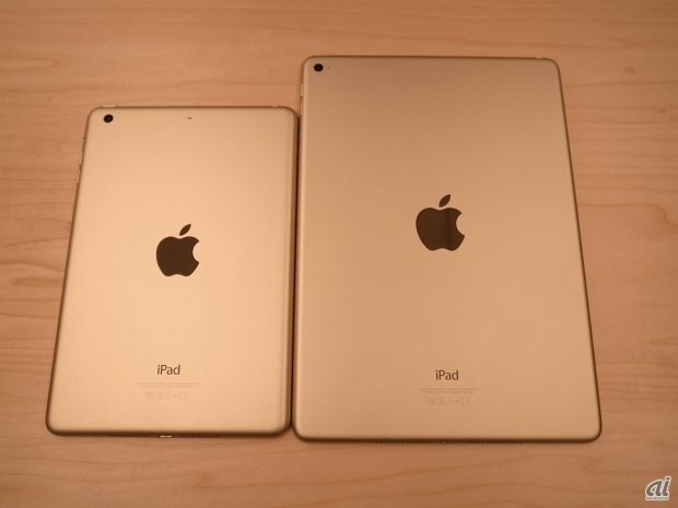 「Touch ID」（指紋認証）を搭載し、新色のゴールドも登場したiPad mini 3（左）とiPad Air 2（右）