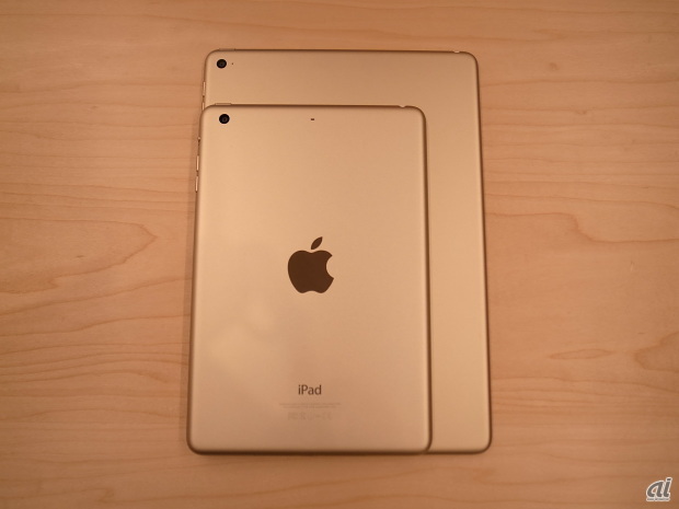 　iPad mini 3とiPad Air 2を重ねてみたところ。
