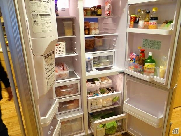 　冷蔵庫にはさまざまな食材や調味料が常備されています。社員はこれらの食材を自由に使って調理し、食事を摂ることができます。