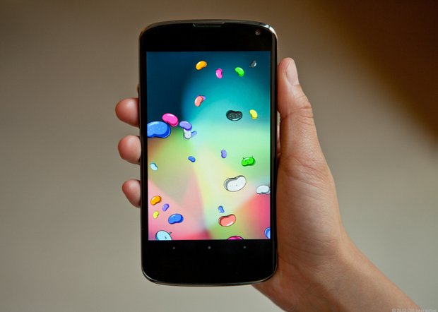 　Nexus 4は無線充電機能を持ち、「Snapdragon S4 Pro」プロセッサを搭載していた。このデバイスは4.7インチの画面と、8メガピクセルのカメラを持っていた。